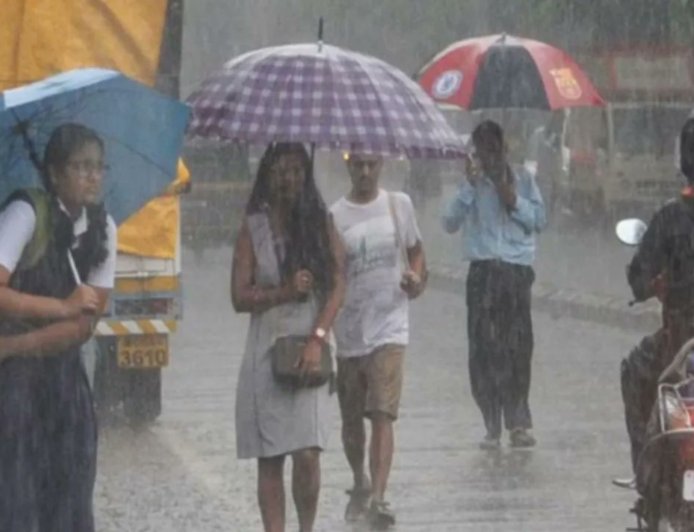 महाराष्ट्र में बारिश का कहर: मुंबई-ठाणे में भारी बारिश, रायगढ़ के लिए रेड अलर्ट