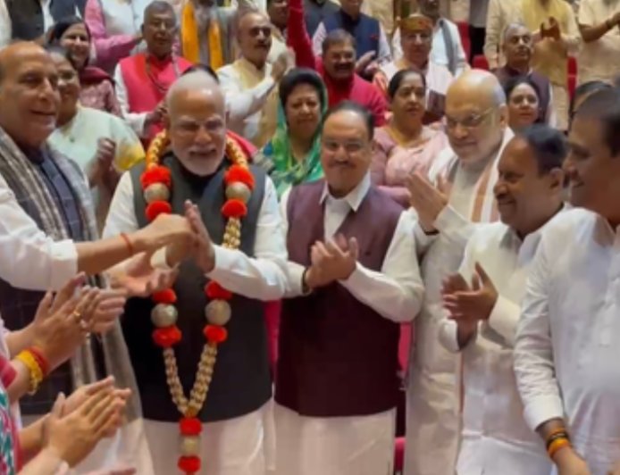 पीएम मोदी को एनडीए सांसदों ने किया सम्मानित, ऑपरेशन सिंदूर और महादेव की सफलता पर जताया गर्व