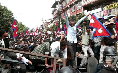 नेपाल में सोशल मीडिया बैन के खिलाफ भड़का बवाल, 19 की मौत, सैकड़ों घायल