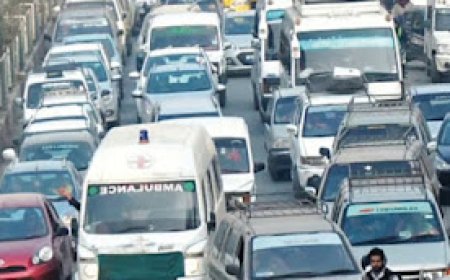 मुंबई-अहमदाबाद एक्सप्रेसवे की बदहाली बनी मासूम की मौत का कारण, 5 घंटे जाम में फंसी एंबुलेंस