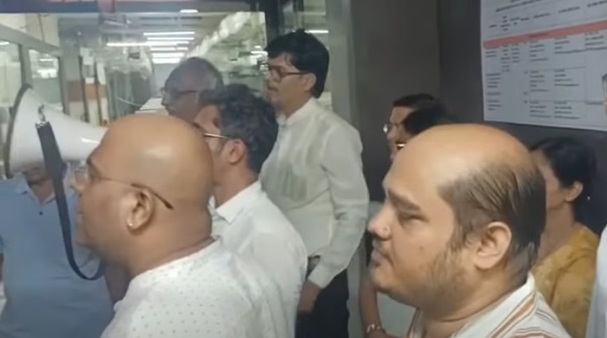 बेलापुर में डिप्टी रजिस्ट्रार कार्यालय के बाहर नागरिकों का हंगामा, भ्रष्टाचार के खिलाफ प्रदर्शन