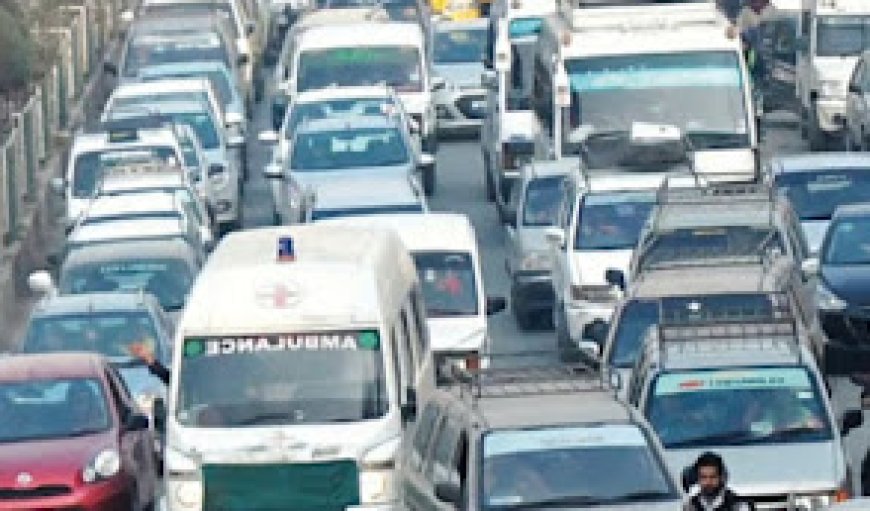 मुंबई-अहमदाबाद एक्सप्रेसवे की बदहाली बनी मासूम की मौत का कारण, 5 घंटे जाम में फंसी एंबुलेंस