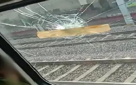 कल्याण-करजात रूट पर एक्सप्रेस ट्रेनों पर पत्थरबाज़ी — यात्रियों में दहशत, एक घायल, आरपीएफ ने दर्ज किया मामला