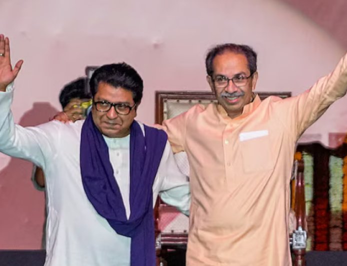 राज ठाकरे पहुंचे ‘मातोश्री’, उद्धव ठाकरे संग हुआ पारिवारिक भोज — क्या बनने जा रहा है नया ‘ठाकरे गठबंधन’?