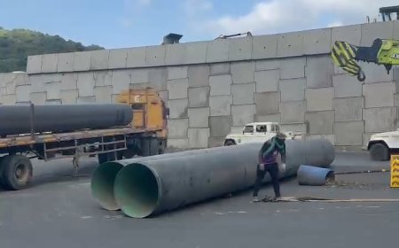 Major Accident Averted at Delhi Darbar Signal After Iron Pipes Fall From Truck