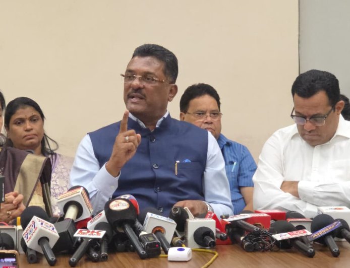 व्यापारिक स्वार्थ के लिए हटाया जा रहा शिवाजी महाराज का पुतला?” — प्रताप सरनाईक का बड़ा आरोप