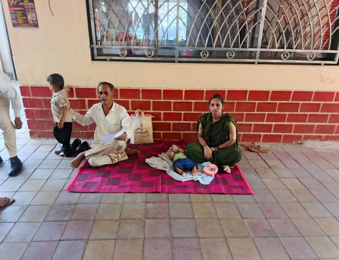 भायंदर पश्चिम पुलिस स्टेशन के बाहर पीड़ित परिवार का धरना; छोटे बच्चों संग तपती धूप में न्याय की गुहार