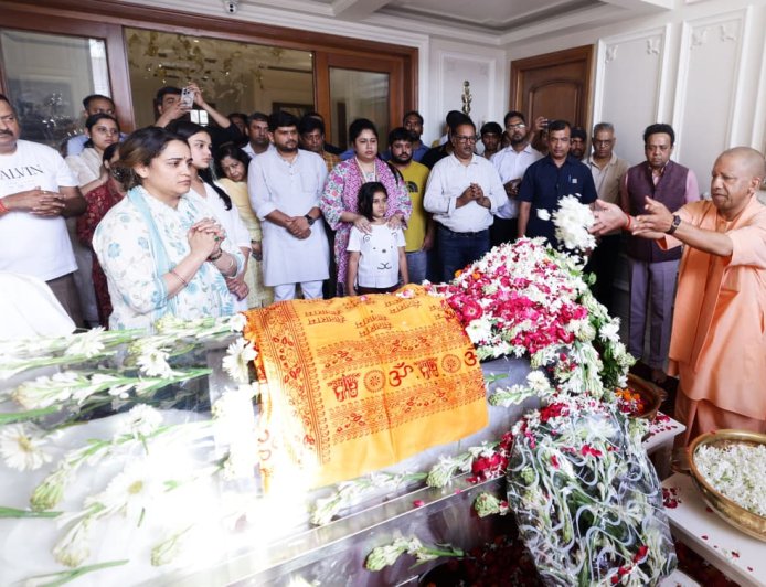 अपर्णा यादव के घर पहुंचे मुख्यमंत्री योगी, प्रतीक यादव के निधन पर जताया शोक