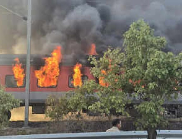 Fire Breaks Out in Rajdhani Express Near Ratlam, 68 Passengers Escape Safely