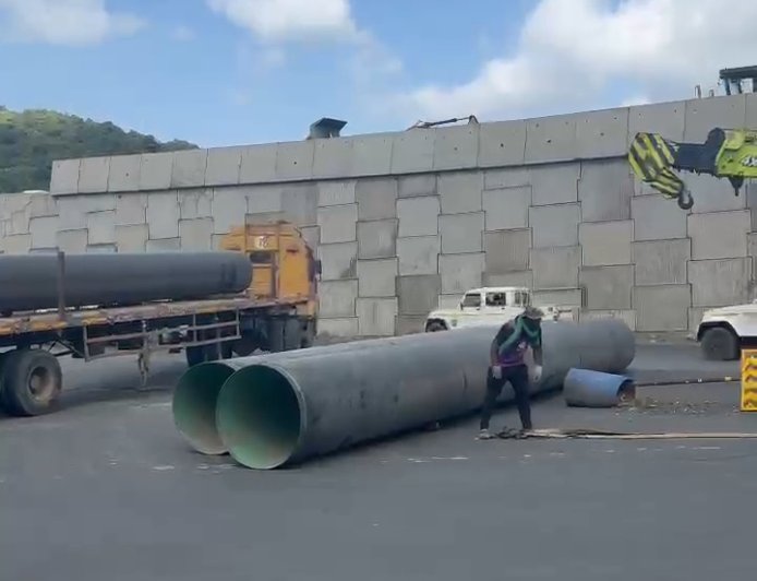 Major Accident Averted at Delhi Darbar Signal After Iron Pipes Fall From Truck
