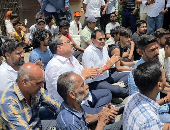Tension Continues in Mira Road; VHP and Bajrang Dal Recite Hanuman Chalisa Outside Poonam Estate