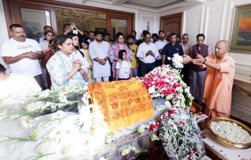 अपर्णा यादव के घर पहुंचे मुख्यमंत्री योगी, प्रतीक यादव के निधन पर जताया शोक