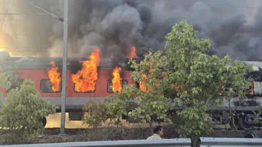 Fire Breaks Out in Rajdhani Express Near Ratlam, 68 Passengers Escape Safely