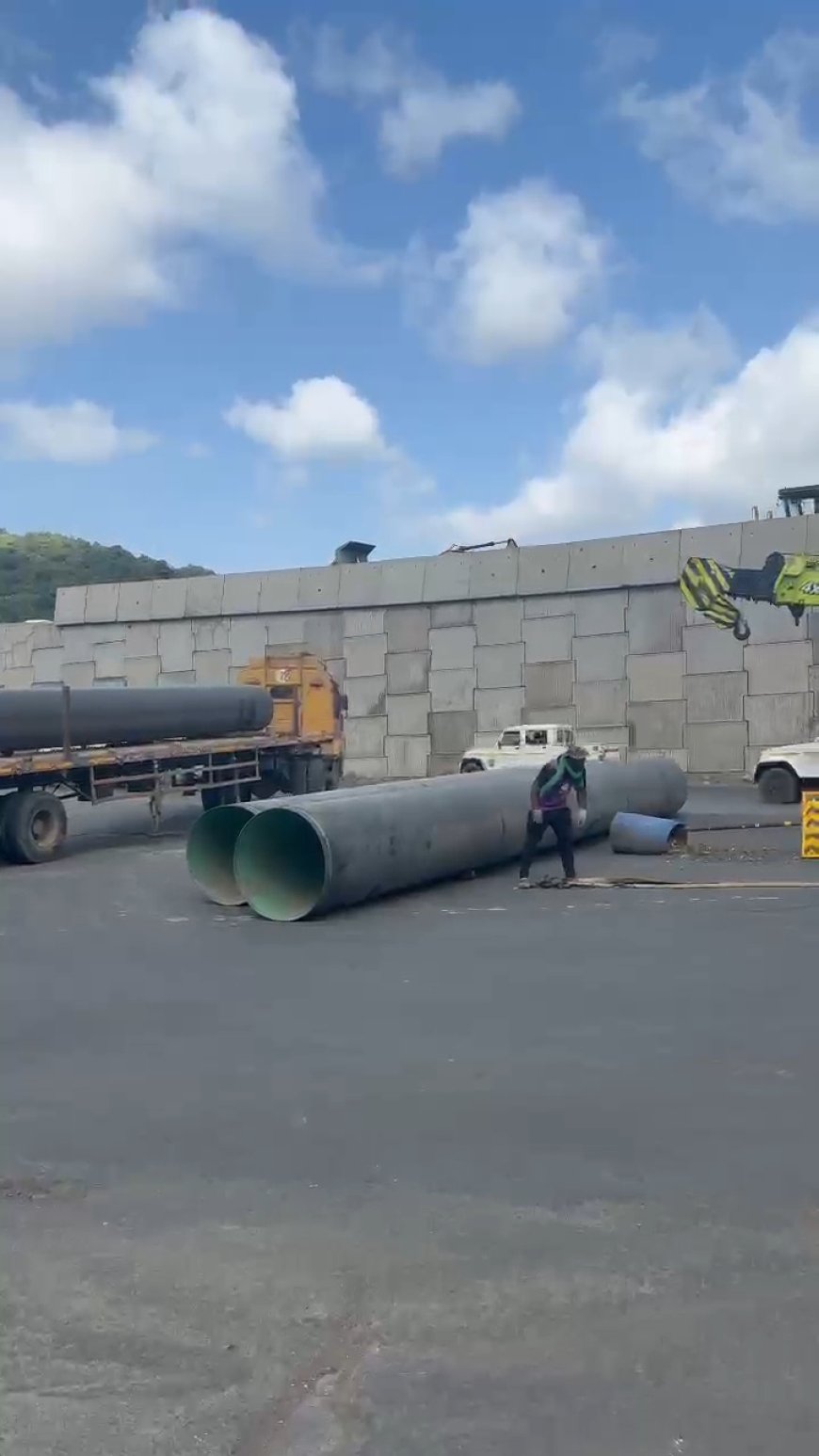 Major Accident Averted at Delhi Darbar Signal After Iron Pipes Fall From Truck