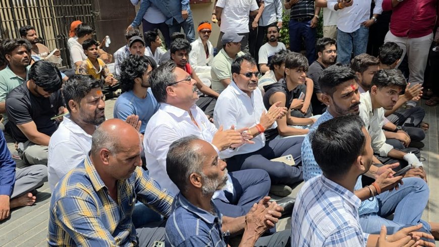 Tension Continues in Mira Road; VHP and Bajrang Dal Recite Hanuman Chalisa Outside Poonam Estate
