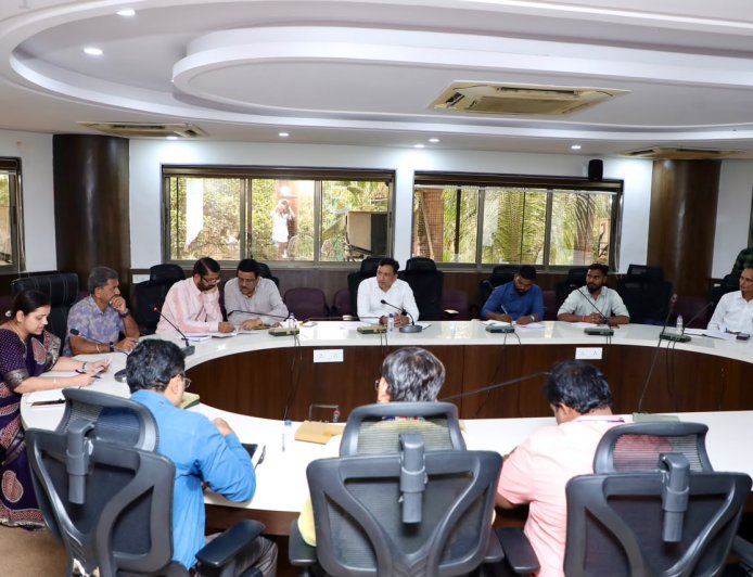 पात्र नागरिकों को बेहतर स्वास्थ्य सेवाएं दिलाने के लिए विशेष समीक्षा बैठक आयोजित