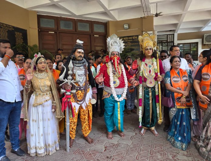 पानी संकट पर मनसे का अनोखा आंदोलन, भगवानों को लेकर पहुंची महानगरपालिका