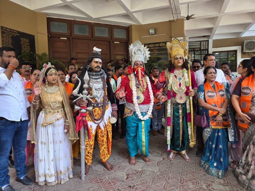 पानी संकट पर मनसे का अनोखा आंदोलन, भगवानों को लेकर पहुंची महानगरपालिका