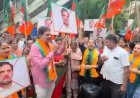 मुंबई के सायन सर्कल पर राहुल गांधी के खिलाफ भाजपा का प्रदर्शन, तस्वीर पर जूते-चप्पल मारकर जताया विरोध