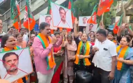 मुंबई के सायन सर्कल पर राहुल गांधी के खिलाफ भाजपा का प्रदर्शन, तस्वीर पर जूते-चप्पल मारकर जताया विरोध