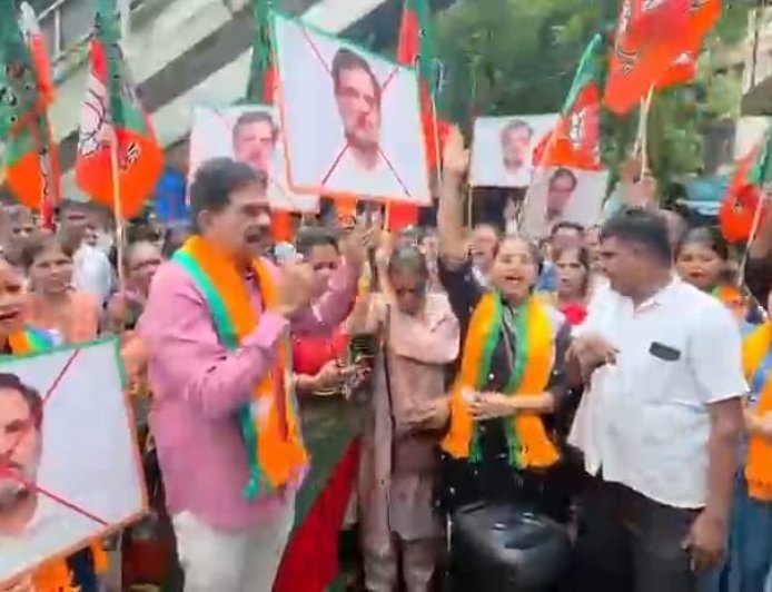 मुंबई के सायन सर्कल पर राहुल गांधी के खिलाफ भाजपा का प्रदर्शन, तस्वीर पर जूते-चप्पल मारकर जताया विरोध