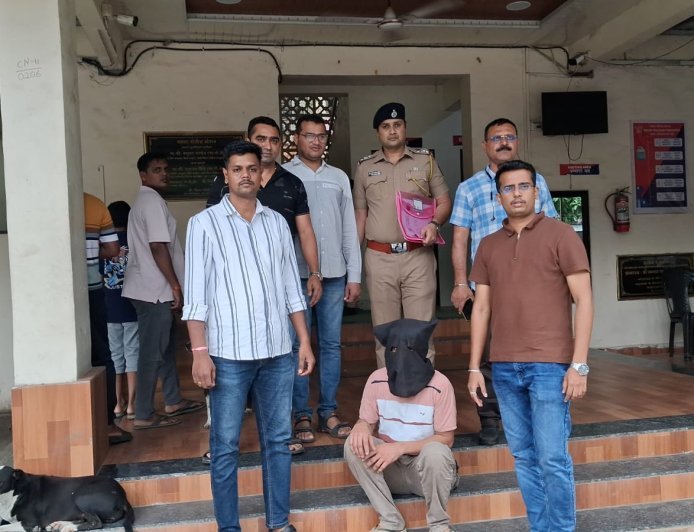 महिला पर केमिकल फेंकने वाला आरोपी गिरफ्तार, पहले भी दो महिलाओं पर कर चुका था हमला