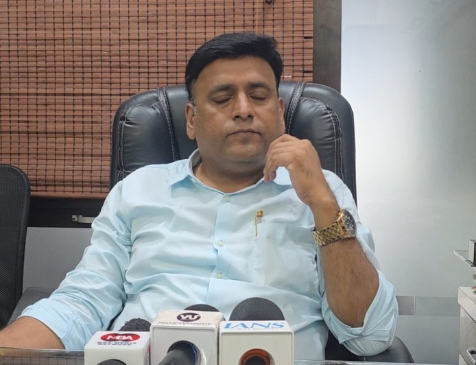 नरेंद्र मेहता पर टिप्पणी को लेकर परेश शाह का गुरजोत सिंह को अल्टीमेटम; हिम्मत है तो 24 घंटे में मेरे वार्ड में आकर दिखाओ