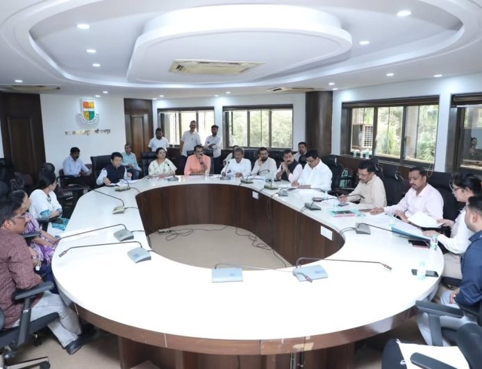 मीरा-भाईंदर में स्वास्थ्य और शिक्षा पर बड़ा मंथन; इंदिरा गांधी अस्पताल में PET Scan केंद्र और मनपा स्कूलों के निजी संस्थाओं को गोद देने पर समीक्षा बैठक