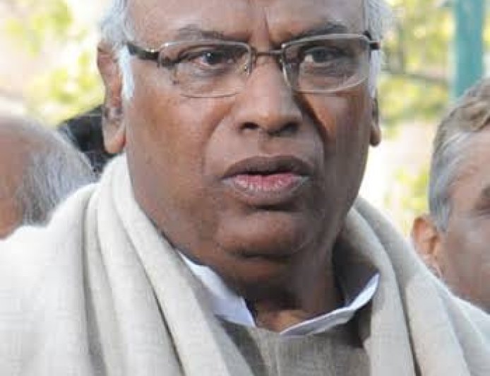 भारत पर 100% टैरिफ के खतरे को लेकर खरगे का मोदी सरकार पर हमला, विदेश और व्यापार नीति पर उठाए सवाल