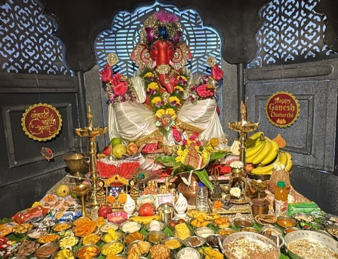 मीरा-भाईंदर में पर्यावरण अनुकूल गणेशोत्सव का संदेश, अमराठी परिवार ने बनाई कोंकण मंदिर की अनोखी सजावट