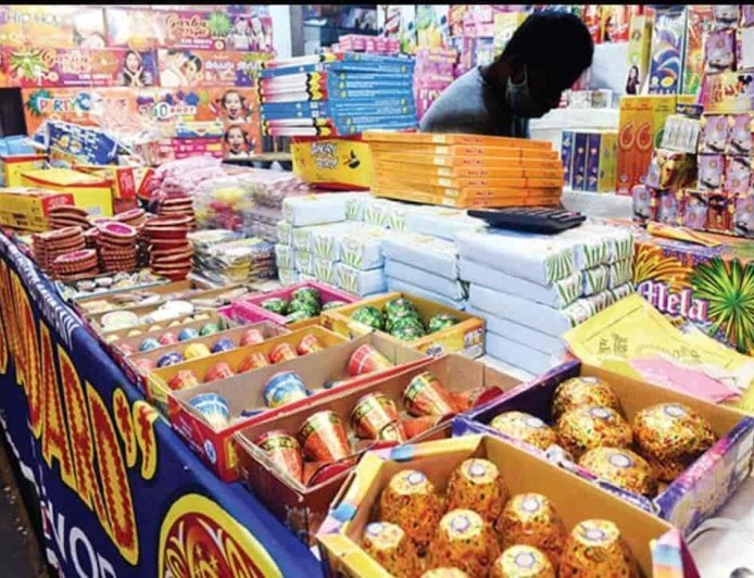 मीरा-भाईंदर में पटाखा विक्रेताओं के लाइसेंस पर अहम बैठक, पात्र आवेदनों पर जल्द कार्रवाई के निर्देश